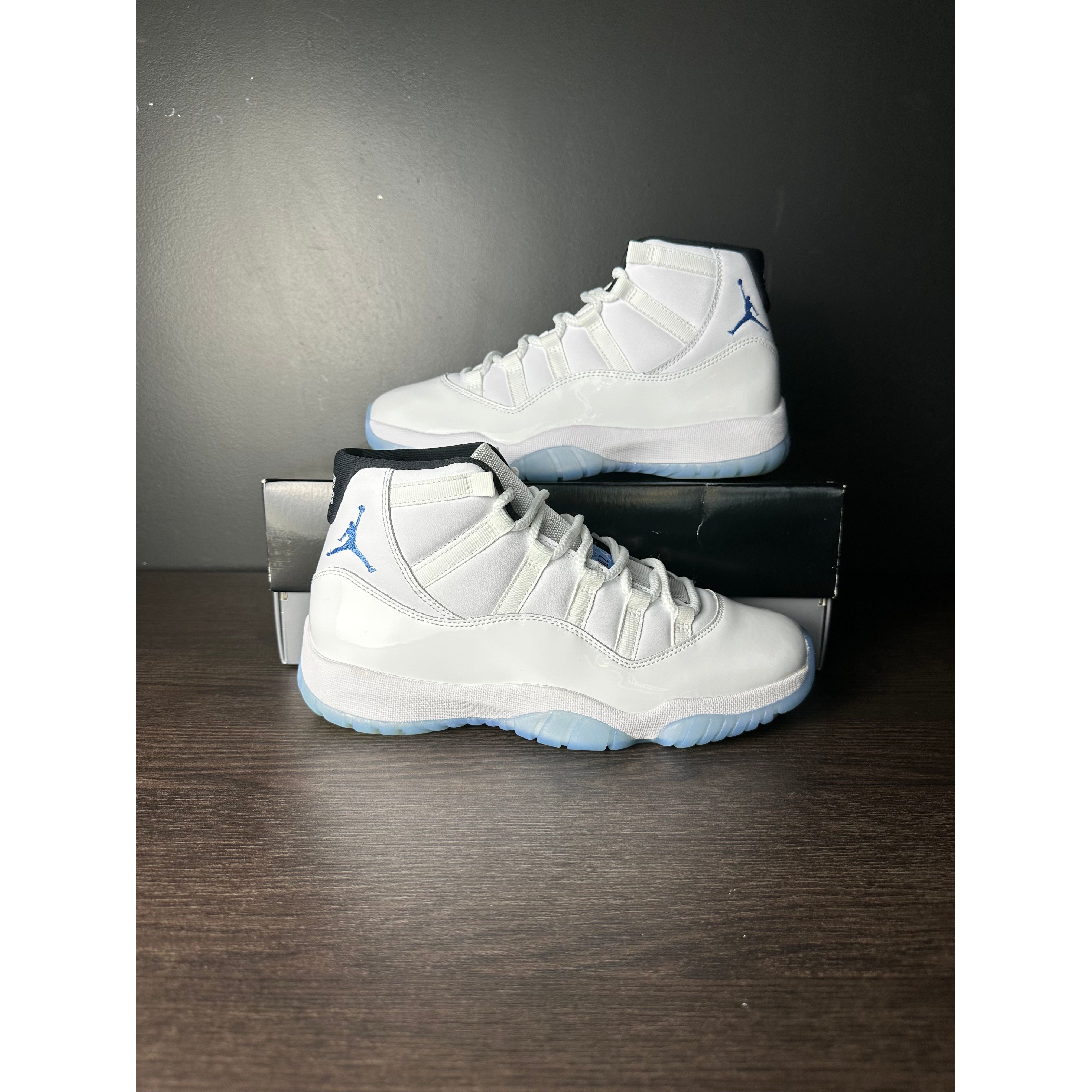 Air Jordan 11 Retro "Legend Blue" (2024) **PRE-OWNED**