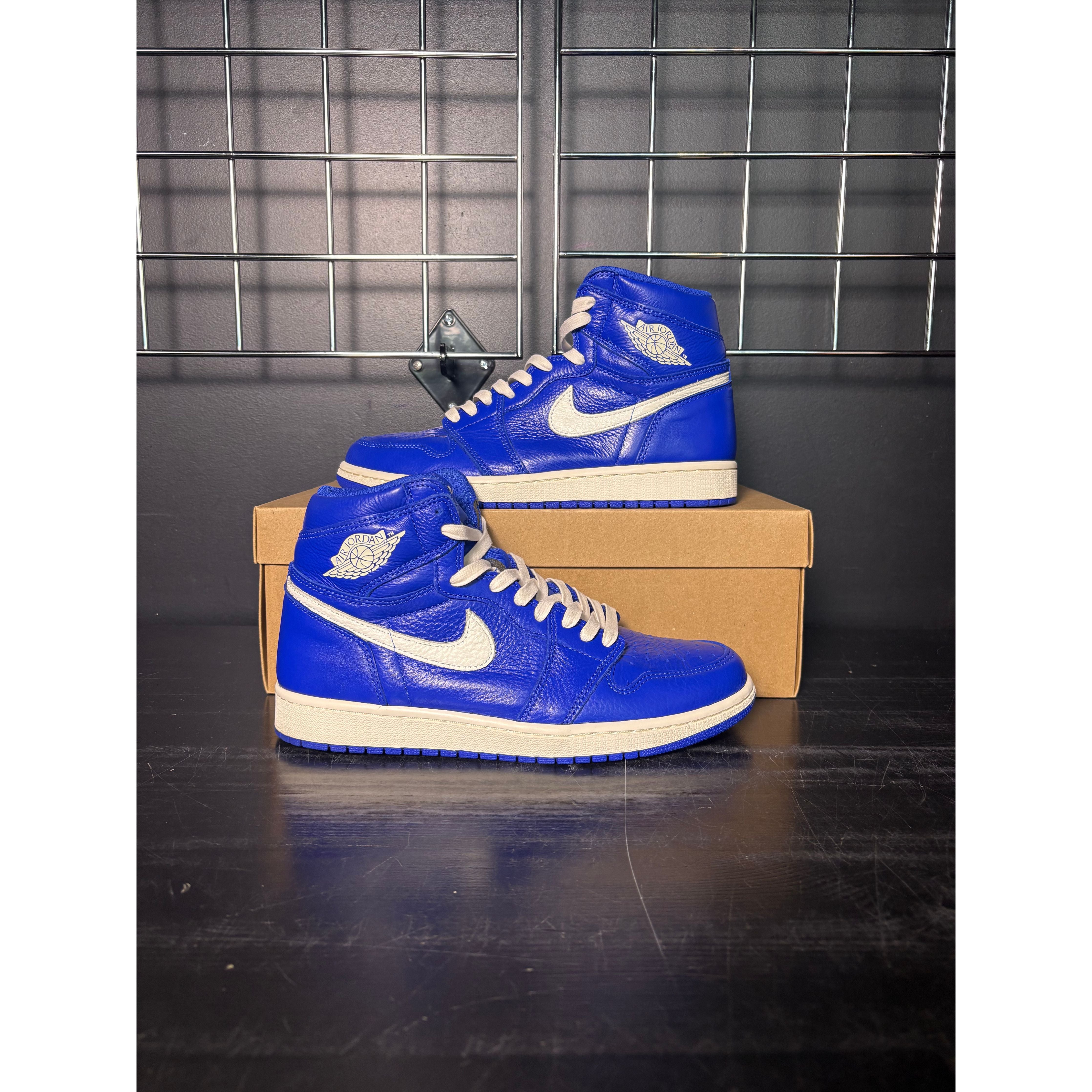 Air Jordan 1 Retro High "Hyper Royal" **PRE-OWENED**