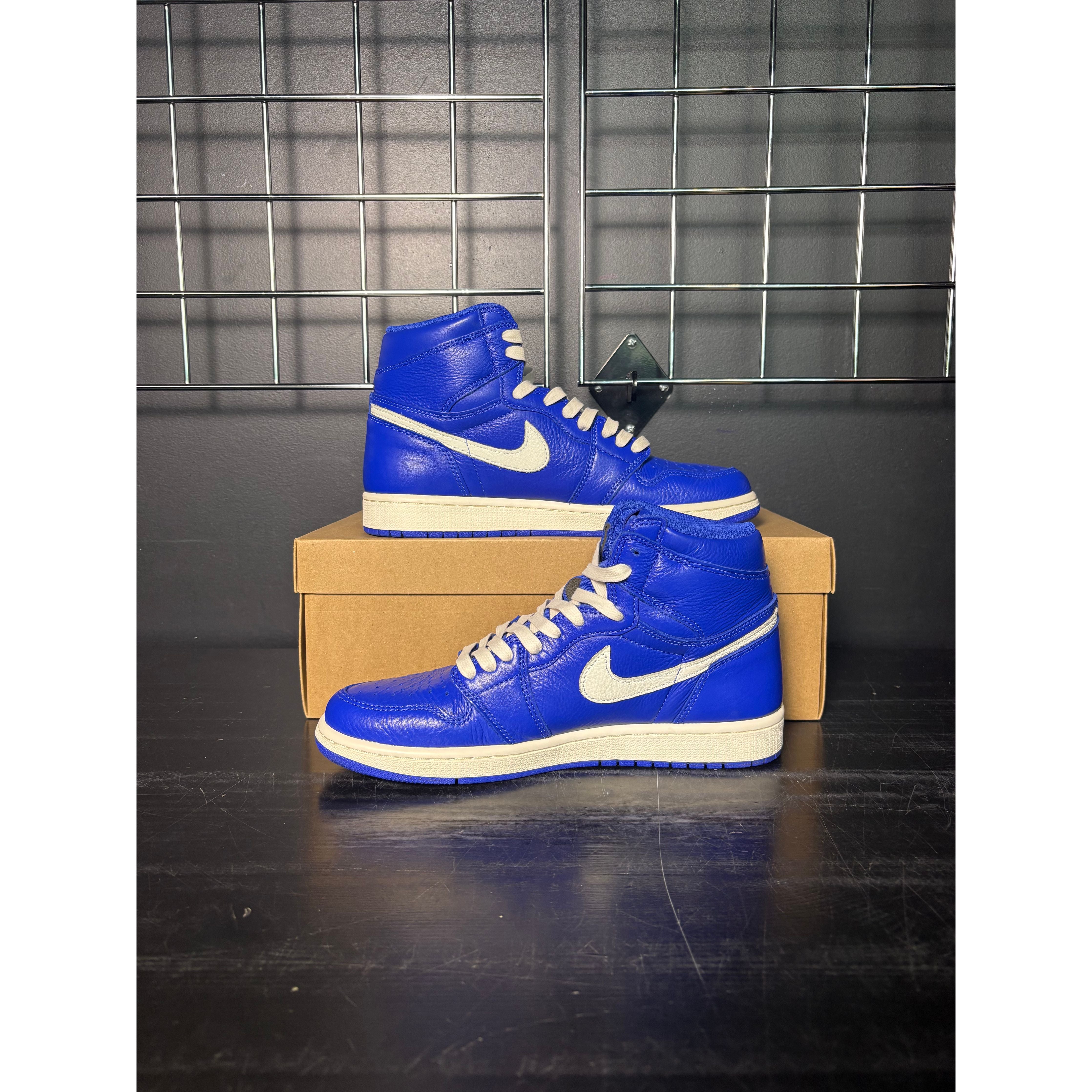 Air Jordan 1 Retro High "Hyper Royal" **PRE-OWENED**