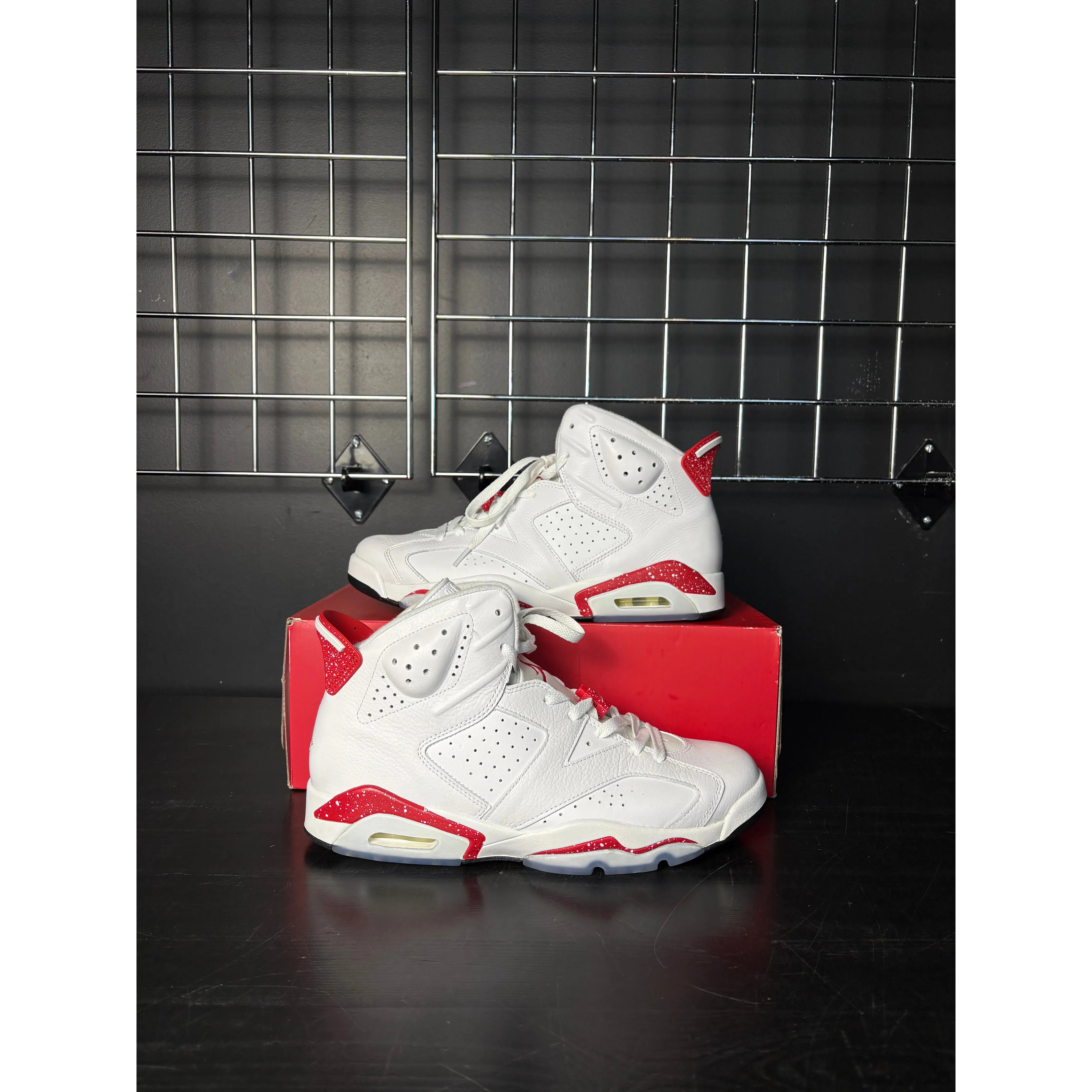 Air Jordan 6 Retro "Red Oreo" **PRE-OWNED**