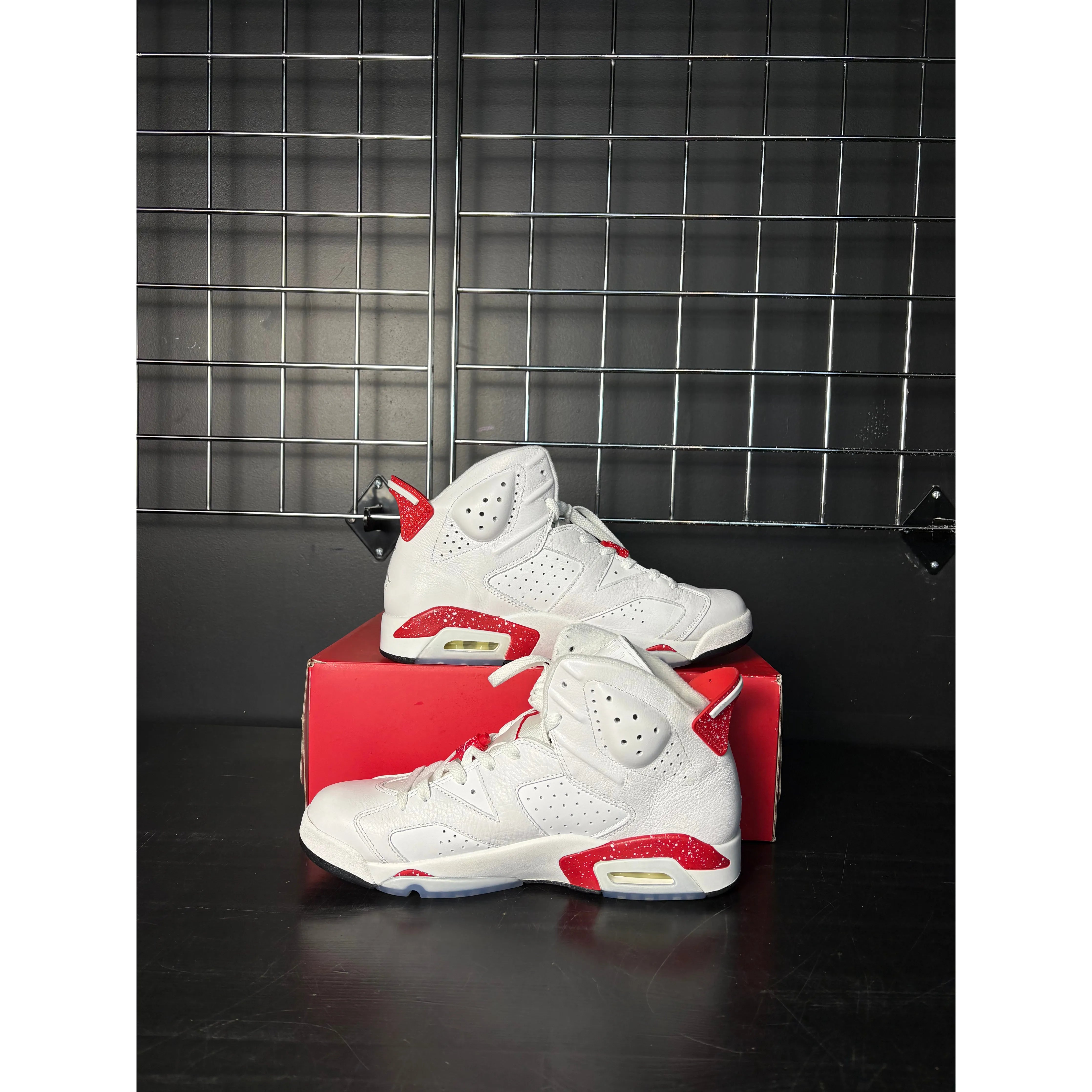 Air Jordan 6 Retro "Red Oreo" **PRE-OWNED**