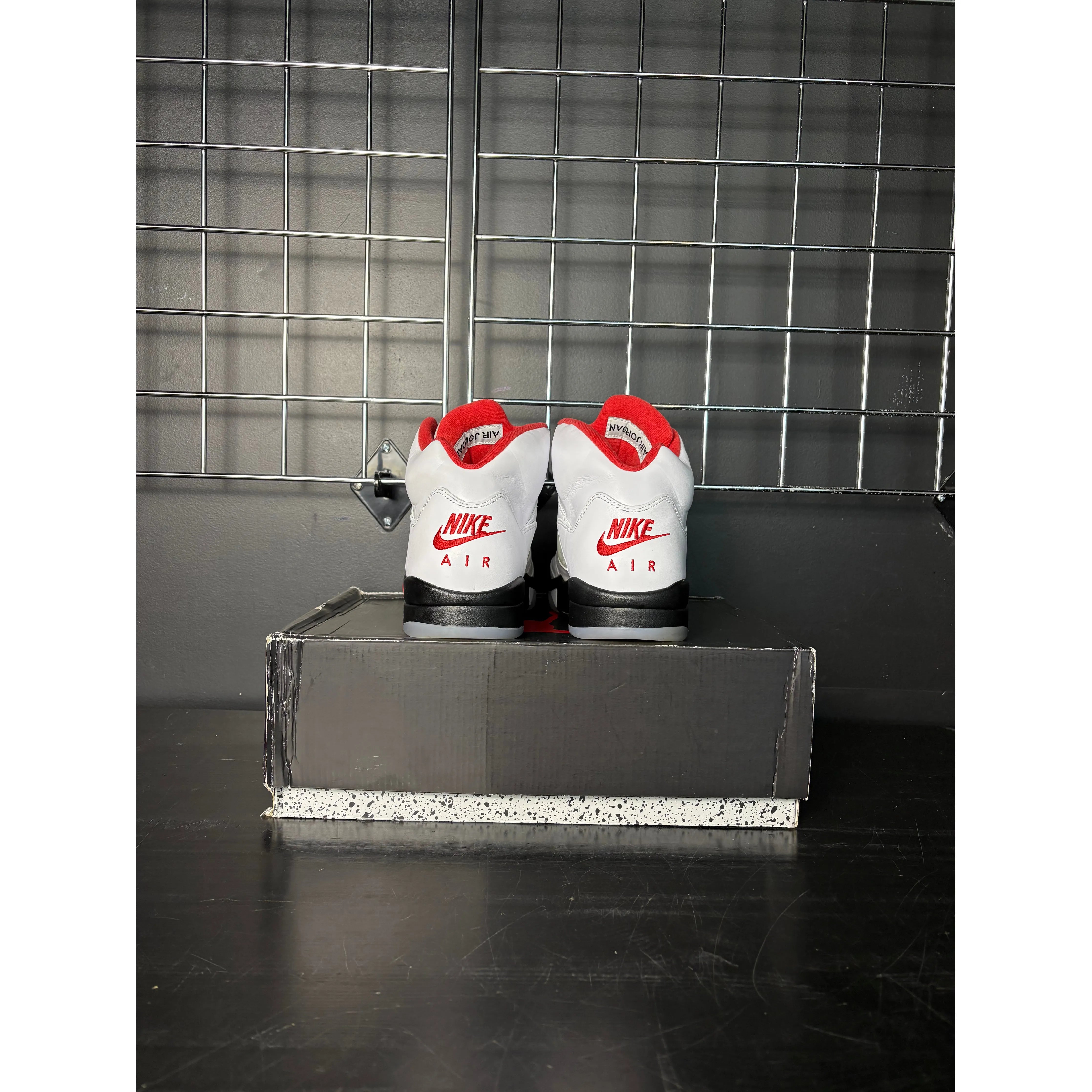 Air Jordan 5 Retro "Fire Red Silver Tongue" (2020) **PRE-OWNED**